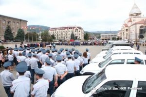 Благотворитель Артур Варжапетян подарил автомобили ряду госструктур Карабаха