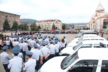 Благотворитель Артур Варжапетян подарил автомобили ряду госструктур Карабаха