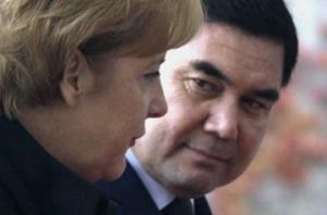 На встрече президента Туркмении с Меркель Бердымухамедову налили особенной воды