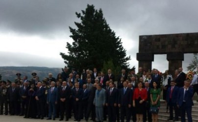 Президенты двух армянских государств возложили цветы к могилам погибших в карабахской войне