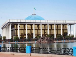 Парламент Узбекистана обсудит вопрос врио президента страны