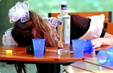 В России пьяная 14-летняя девочка выпала с пятого этажа