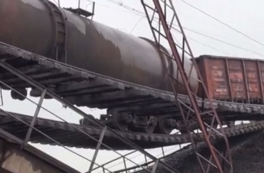 В России при обрушении моста упали в реку три товарных вагона