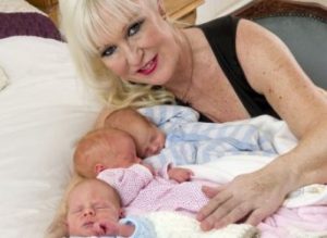 55-летняя женщина из Великобритании родила тройняшек