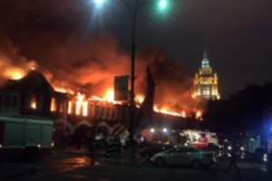 При пожаре на одном из складов Москвы пропали без вести восемь пожарных