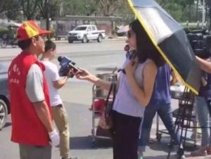 Китайскую журналистку уволили из-за солнечных очков и зонтика