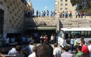 В Баку автобус протаранил опору моста