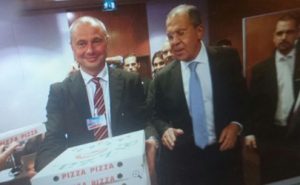 Лавров и Керри после 14 часов переговоров порадовали журналистов пиццей и водкой
