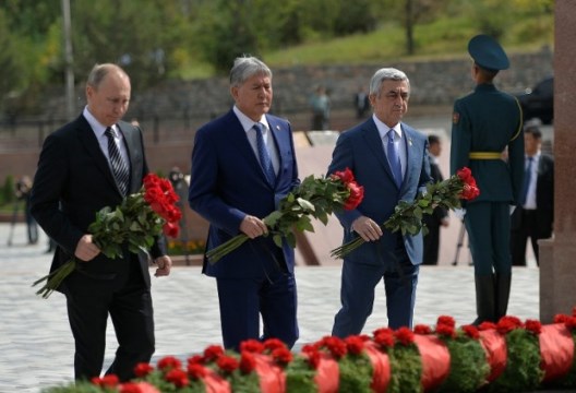 Президент Саргсян в Бишкеке возложил цветы к мемориалу жертв ВОВ