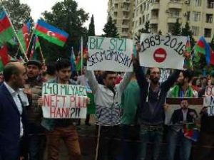 Тысячи азербайджанцев требуют у Алиева вернуть награбленные нефтедоллары и убираться из страны