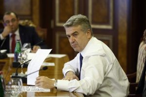Премьер Армении требует значительно урезать расходы госаппарата