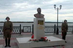 В России установили памятник Сталину рядом с монументом его жертвам