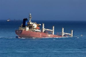 У берегов Японии тонет танкер, заполненный щелочью