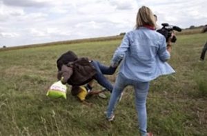 Венгерская журналистка, подставившая подножку мигрантам, предстанет перед судом
