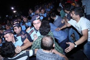 В Армении пред судом предстанут 4 полицейских, препятствовавших освещению митингов ElectricYerevan