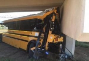 Школьный автобус в США попал в ДТП, есть жертвы