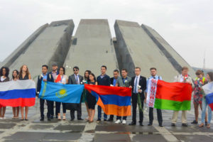 Участники I Евразийского Гражданского форума возложили цветы к мемориалу "Цицернакаберд"