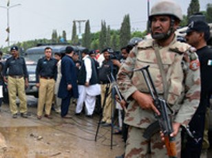 В Пакистане смертник подорвался в мечети: 25 погибших, десятки раненых