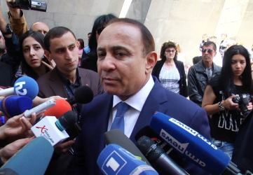 «Меняя проституток, публичный дом не изменится»: Правозащитник об отставке Овика Абраамяна