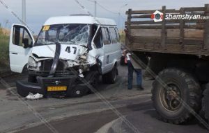 Пассажирская "маршрутка" врезалась в грузовик в Ереване
