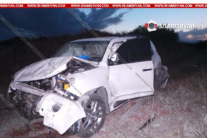 Иномарка врезалась в бетонный столб на трассе в Армении и рухнула в кювет, водитель погиб на месте