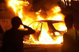 В России юные влюбленные сожгли дом и три машины ради впечатляющих селфи