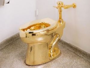В Музее Гуггенхайма в Нью-Йорке появился унитаз из 18-каратного золота