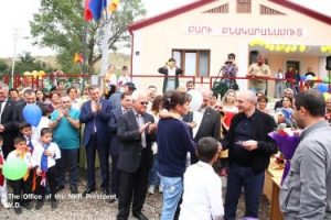 Президент НКР принял участие в церемонии открытия нового жилого квартала «Ариаван»