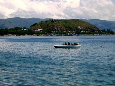 Поиски пропавших на Севане рыбаков возобновятся утром