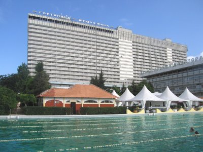 В Сочи с 17-го этажа гостиницы выпала женщина