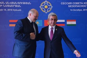 Лукашенко на саммите ОДКБ пожаловался, что его из-за «мелких вопросов» привезли в Ереван