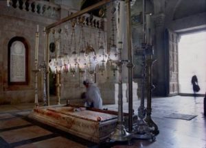 В Иерусалиме с Ложа Христа впервые за 460 лет сняли мраморную плиту