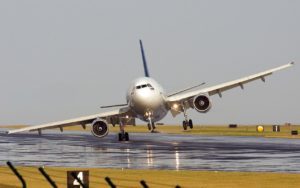 Ветер сильно раскачал пассажирский Boeing при посадке в Праге