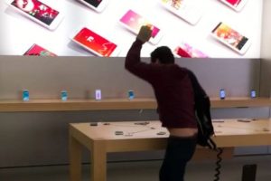 Видео: Покупатель разбил почти все iPhone во французском магазине