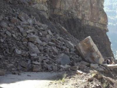 Обвал на горной дороге в Азербайджане блокировал полторы сотни автомобилей