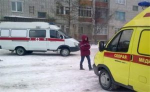 В России азербайджанец ранил девушку ножом и упал с 9 этажа
