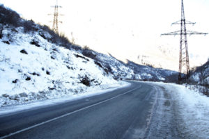 МЧС Армении сообщает о труднопроходимых из-за снегопада трассах