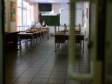 Учительница дала первокласснику погрызть ее ногти