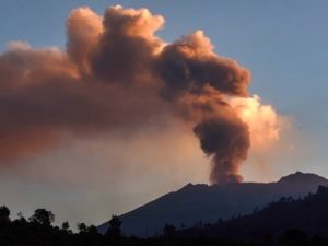 В Мексике из-за угрозы извержения вулкана эвакуировали более 300 человек