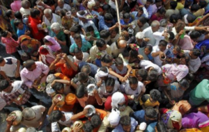 В давке во время религиозной церемонии в Индии погибли 24 человека