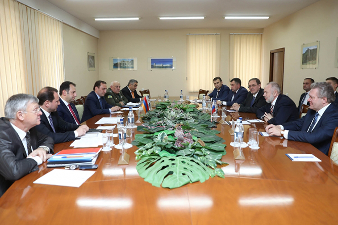 Минобороны Армении и ФСВТС РФ подписали в Ереване ряд документов