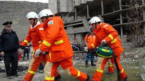 Автомобиль завис над близлежащим ущельем