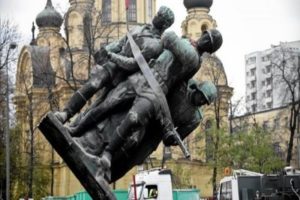 Сенат Польши разрешил сносить памятники советским солдатам