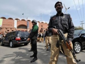 В Пакистане неизвестные ворвались в школу и открыли огонь