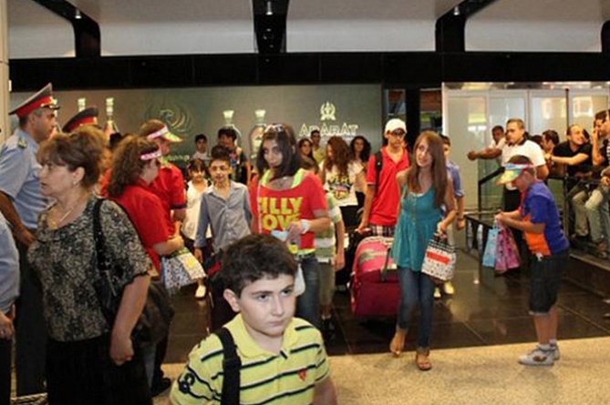 Правительство Армении продолжит программы по интеграции армян Сирии и Ирака – премьер