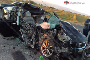 Lexus из свадебного кортежа врезался в грузовик в Армении, погибли женщина и ее дочь