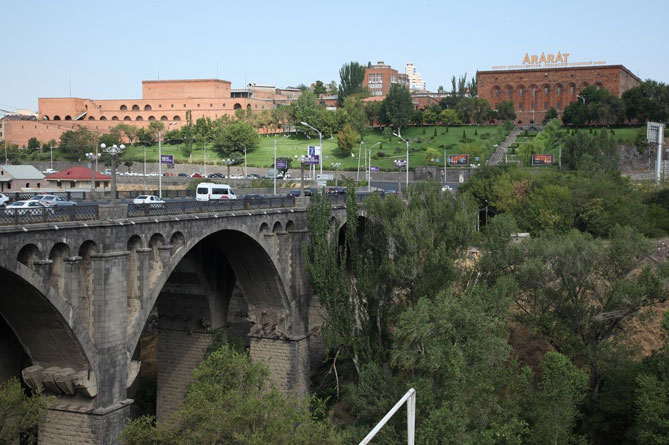 Камнепад в Разданском ущелье Еревана затруднил проезд транспорта