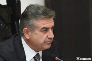 Премьер Армении взялся за «дочки-матери» в школах