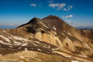 В Армении двое граждан застряли на восточном склоне горы Арагац