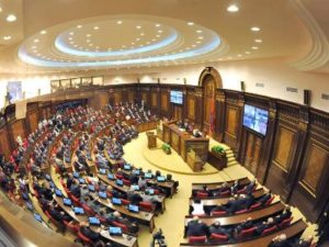 4 из 6 фракций парламента Армении высказались в пользу 1 тысячи драмов с граждан на армию